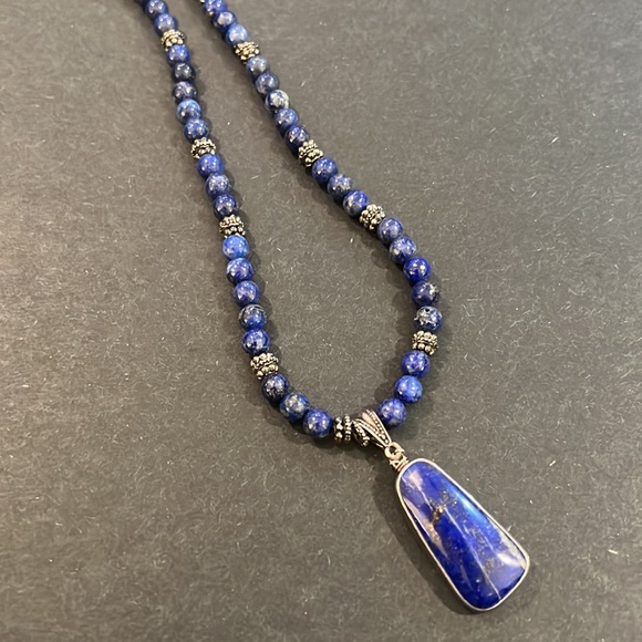 Beautiful necklace - Picture 2 of 8